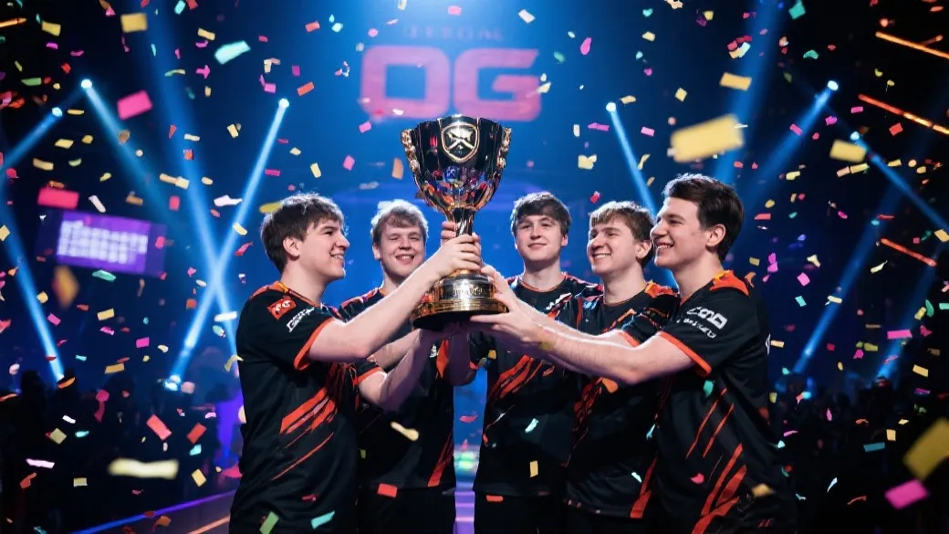 王者归来：OG战队DOTA2震中杯再捧冠军奖杯，传奇续写在掌声中